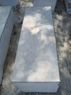شاهدة قبر attias estrella