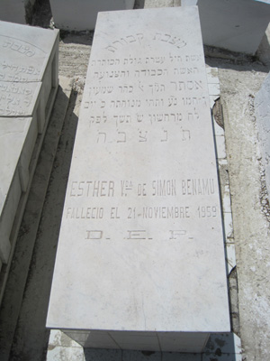 Lápide de benamu esther