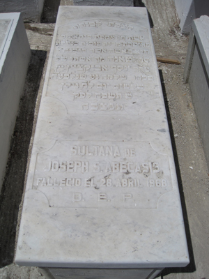 Lápide de abecassis sultana