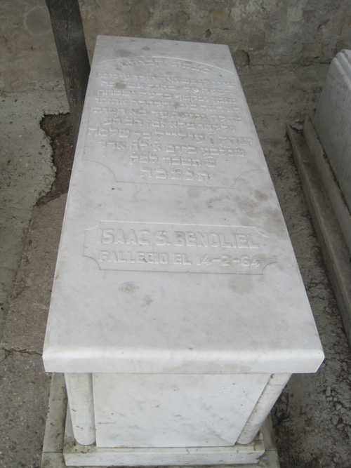 מצבת benoliel isaac