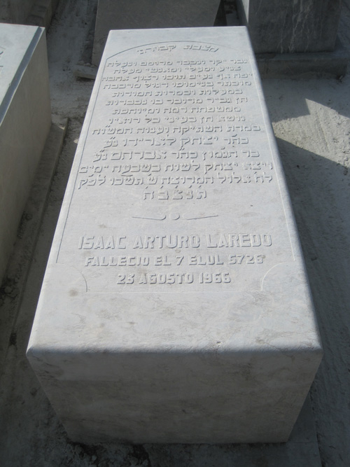 laredo isaac arturo fejfája