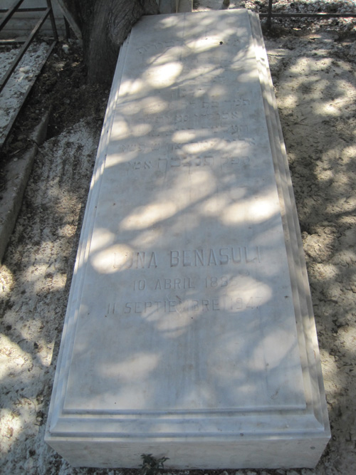 Grafsteen van benasuly luna