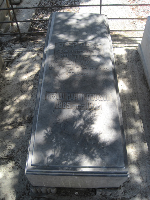 Lápide de benasuly messody