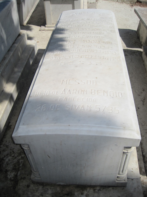 Grafsteen van bengio messod
