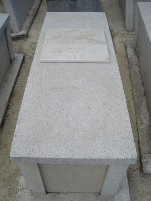 Lápide de benhayon lea