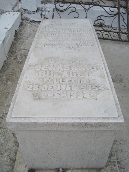 شاهدة قبر benassayag donna