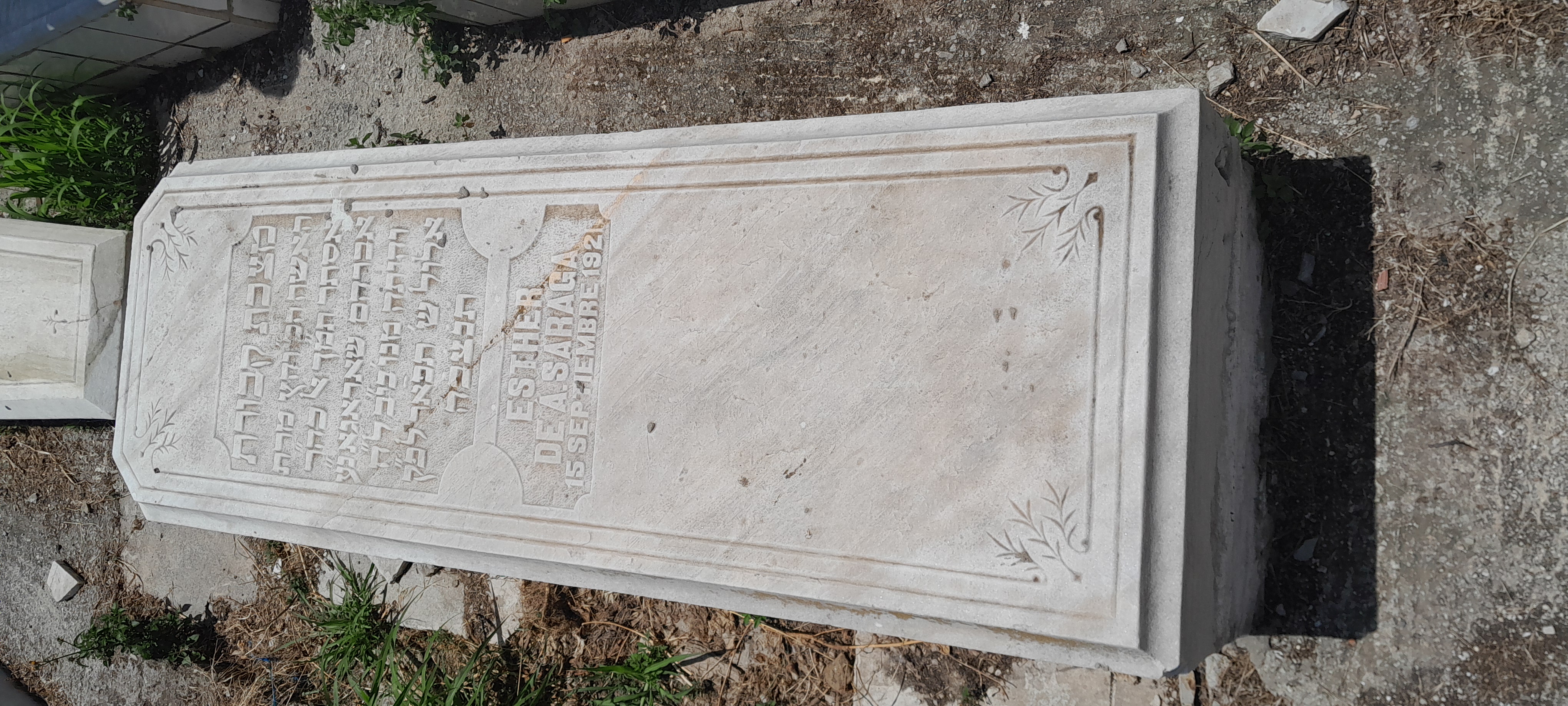 Stèle de SZRAGA ESTHER