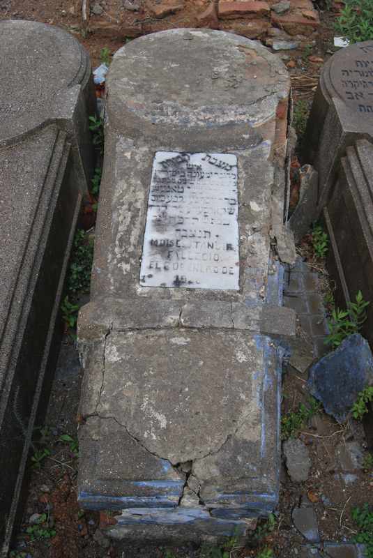 Lápide de tangir moses