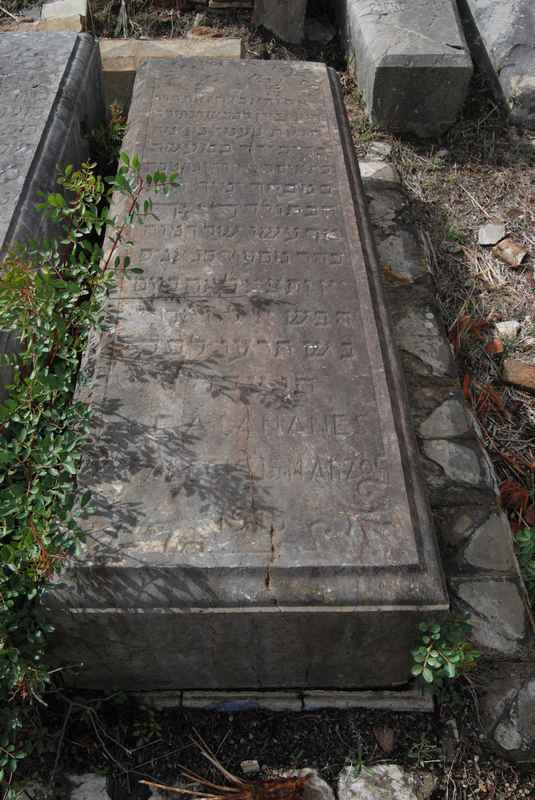 מצבת sananes