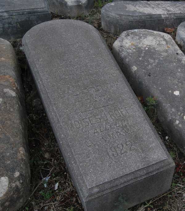 Estela de roffe moises